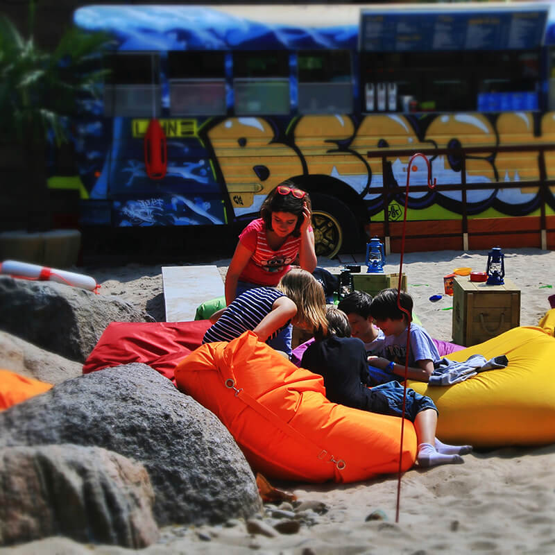 Kinder spielen am Aroma Lahn Beach